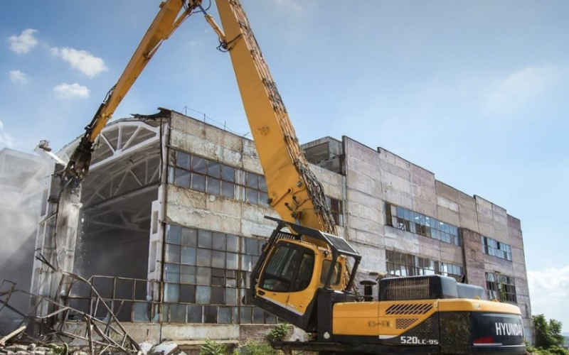 Демонтаж промышленного здания экскаватором